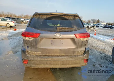 2018 Toyota Highlander Se z USA, uszkodzony, nr VIN 5TDJZRFH3JS812645